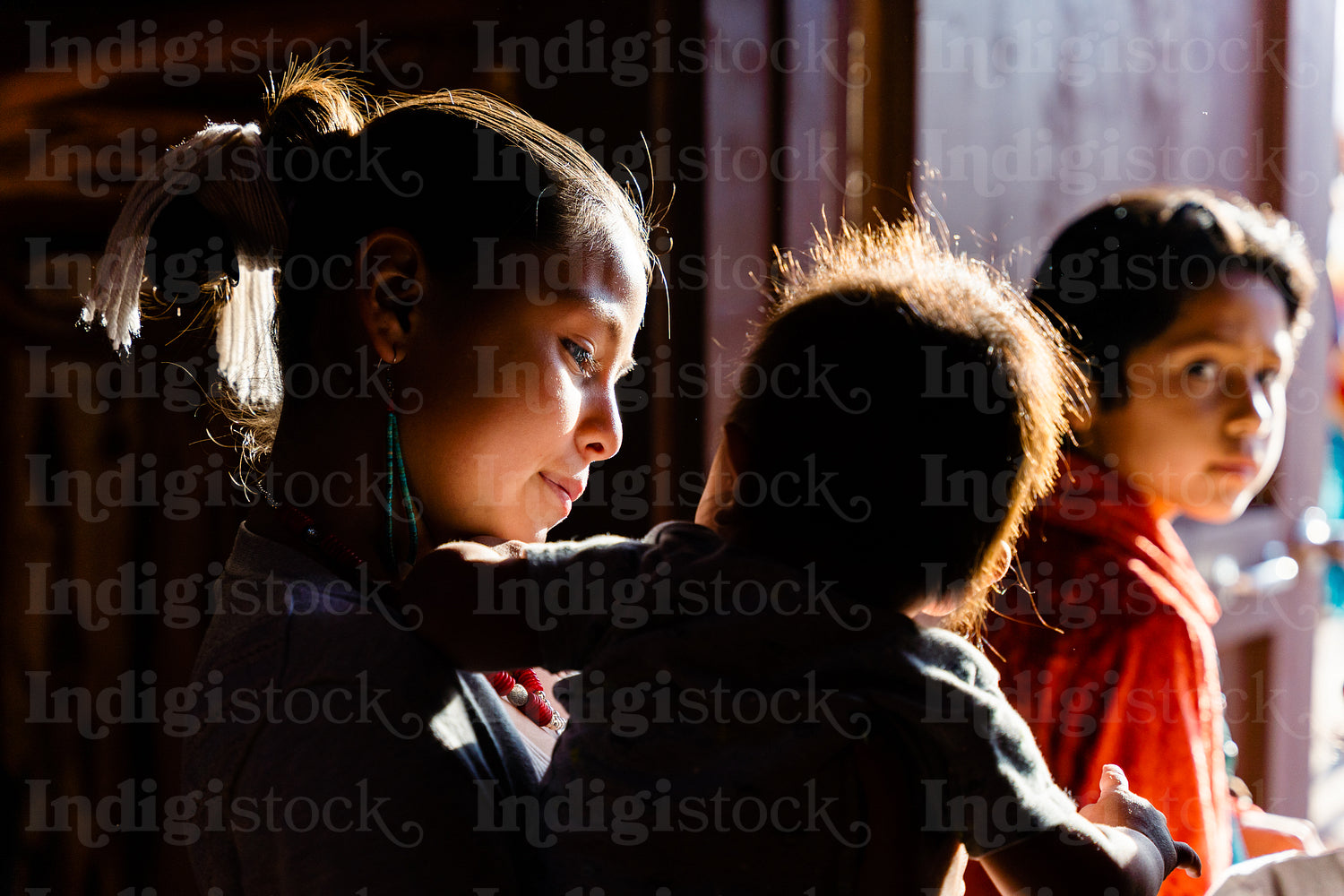 Native American children wearing traditional regalia 